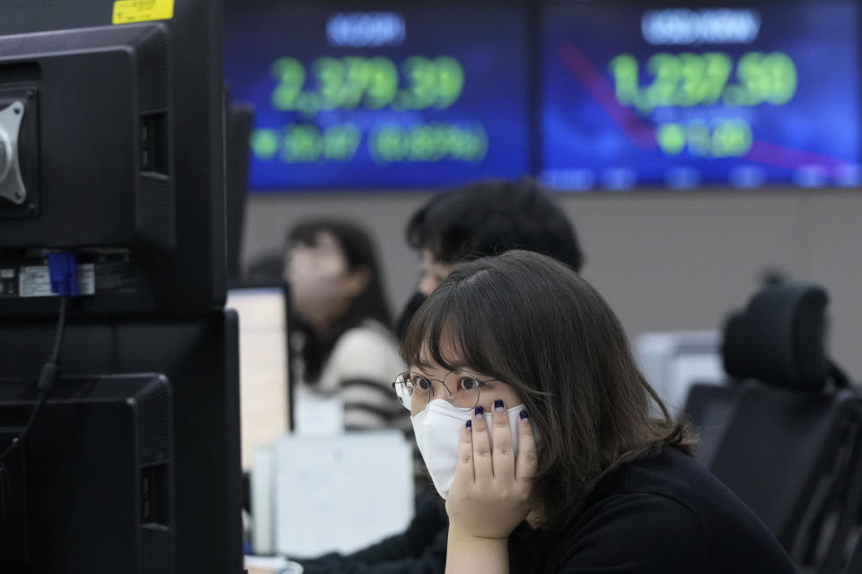 A currency trader watches monitors at the foreign exchange dealing room of the KEB Hana Bank headquarters in Seoul, South Korea, Wednesday, Jan. 18, 2023. Asian shares were mostly lower Wednesday after Japan’s central bank kept its lax monetary policy unchanged, contrary to speculation it would yield to pressure to tighten credit to counter rising inflation.(AP Photo/Ahn Young-joon)