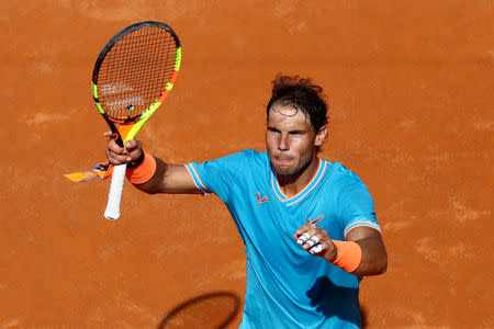 El tenista español Rafael Nadal celebra su triunfo ante Fernante Velasco que le permite avanzar a las semifinales del Abierto de Roma. REUTERS/Matteo Ciambelli