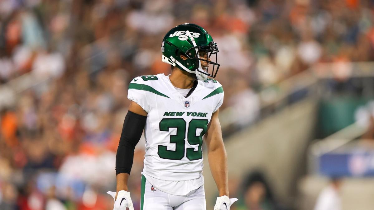 Tennessee Titans defensive back Dane Cruikshank (29) runs a play against  New York Jets cornerback Javelin Guidry (40) during the second half of an  NFL football game, Sunday, Oct. 3, 2021, in