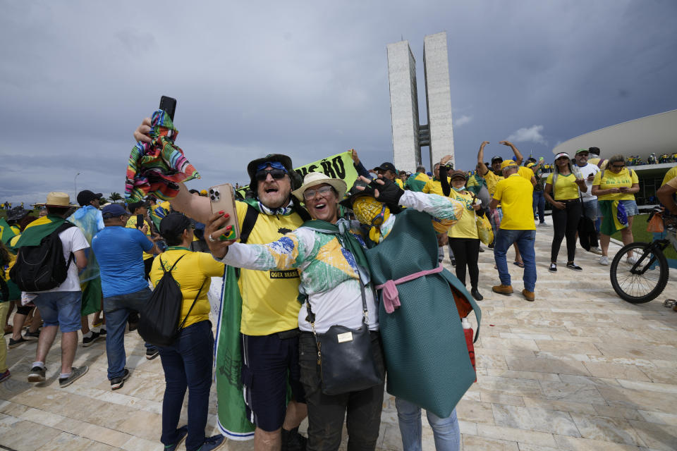 Bolsonaristas que promoveram terrorismo em Bras&#xed;lia usaram Wi-Fi da C&#xe2;mara em seus celulares (AP Photo/Eraldo Peres)