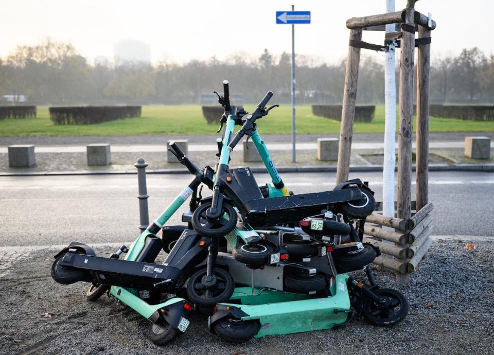 E-scooters lie on top of each other in Berlin's government district. E-scooters have been approved for road use in Germany since mid-2019 and are now offered as rental vehicles by various providers, especially in city centers.