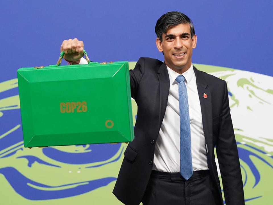 Rishi Sunak holds his green box at the Cop26 summit (PA)