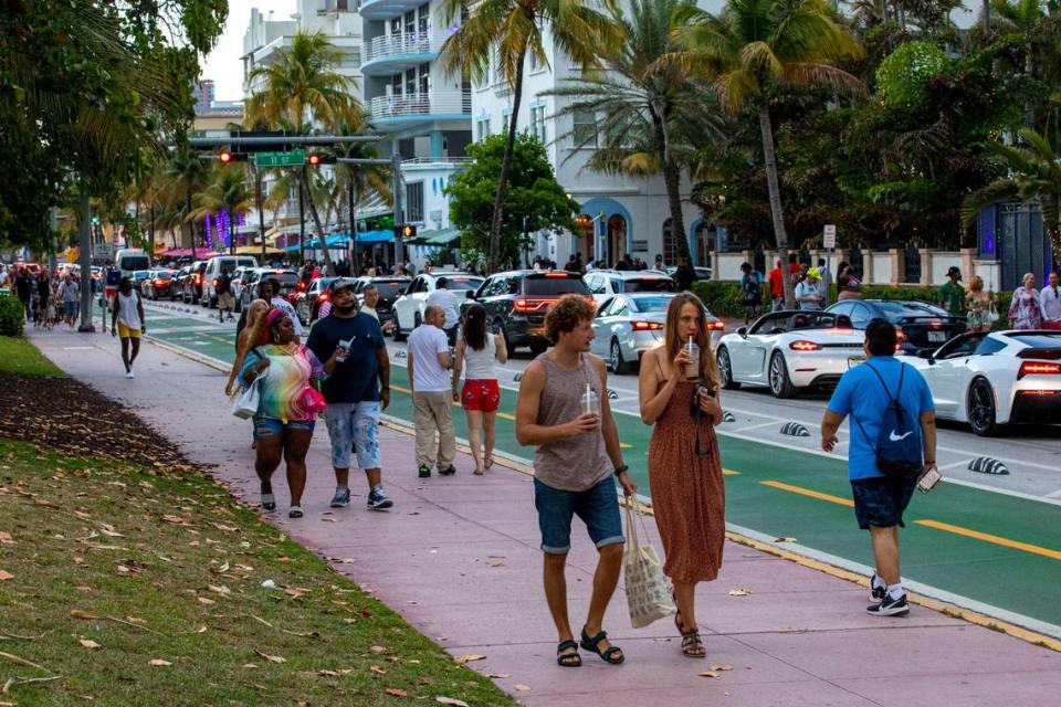 La gente camina por Ocean Drive durante el segundo día del fin de semana del Memorial Day en Miami Beach, Florida, el sábado 28 de mayo de 2022.