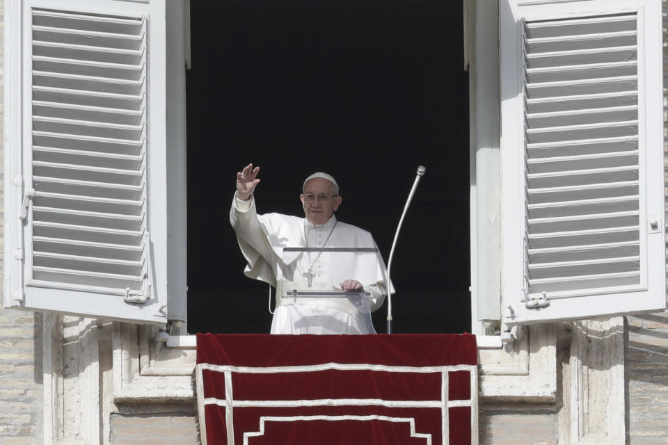 El papa Francisco saluda durante la oración del Angelus desde la ventana de su despacho frente a la Plaza de San Pedro, el domingo 15 de enero de 2017 en el Vaticano. (AP Foto/Andrew Medichini)