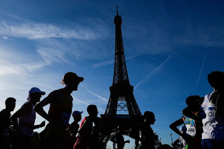 Los atletas pasan junto a la Torre Eiffel en el maratón masculino de la prueba de atletismo de los Juegos Olímpicos de París 2024