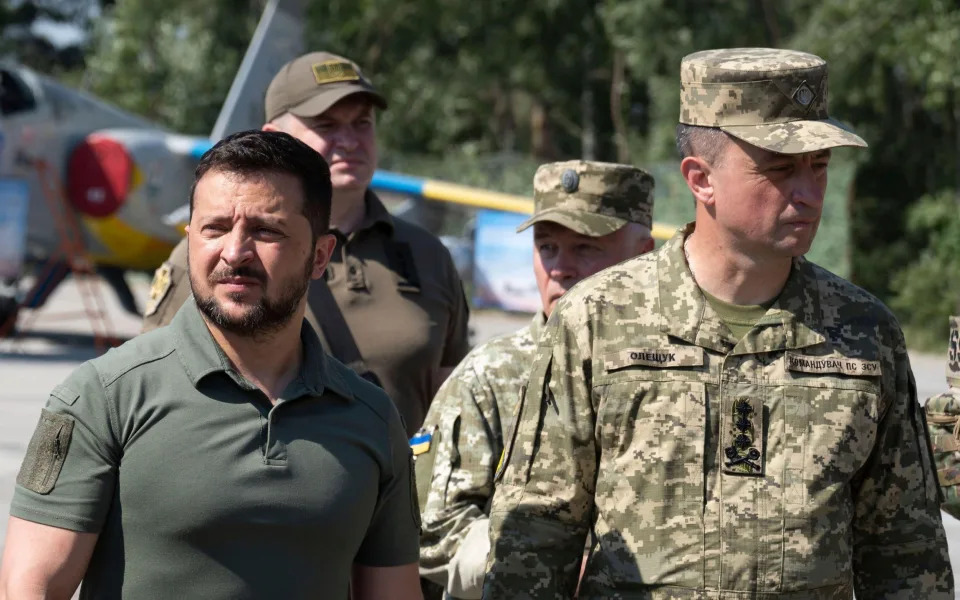 Tổng thống Volodymyr Zelensky với Mykola O Meatchuk, chỉ huy lực lượng không quân, người tuyên bố cuộc tấn công vào Crimea là 'làm sạch nó khỏi sự hiện diện của Nga'