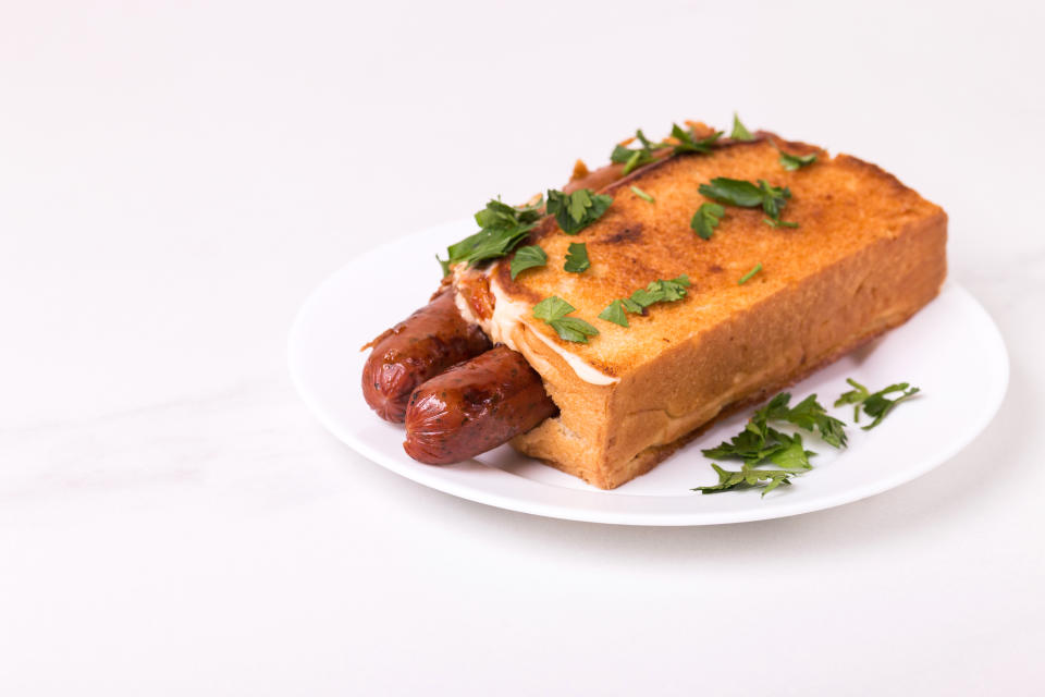 El hot dog tambi&#xe9;n se sirve en pan brioche. Foto: Getty Creative