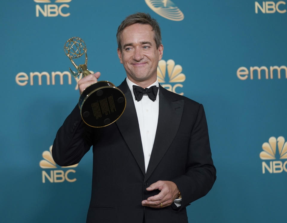 Matthew Macfadyen posa con el premio a mejor actor de reparto en una serie de drama por "Succession" en la 74a entrega de los Premios Emmy el 12 de septiembre de 2022, en el Teatro Microsoft en Los Angeles. (Foto AP/Jae C. Hong)