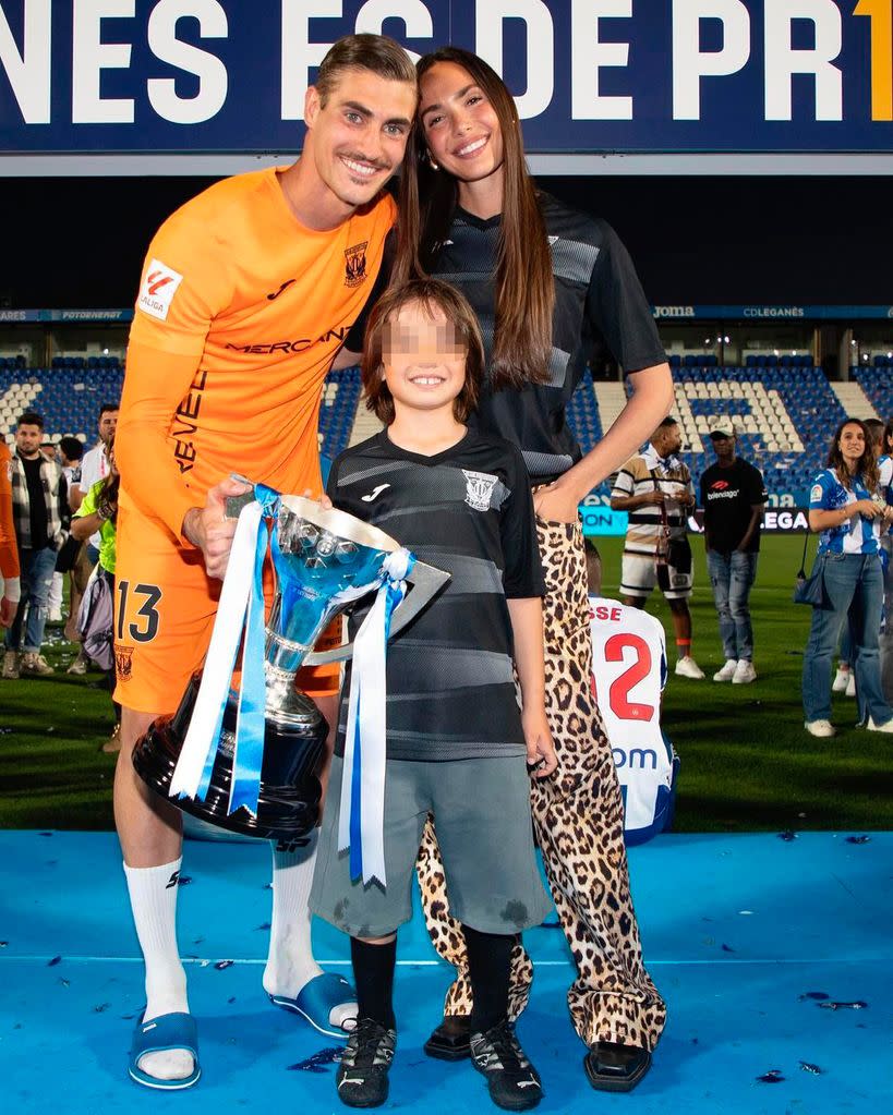 Ana Moya con su hijo y Diego Conde