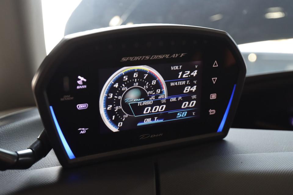 這組Defi sports Display F多功能儀錶是最新推出的產品，可同時顯示多項資訊，對於車主掌控愛車狀況有一定的幫助。