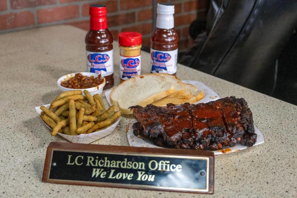 Ribs, spicy green beans, baked beans and white bread at LC’s Bar-B-Q, where memories of founder L.C. Richardson are front and center.