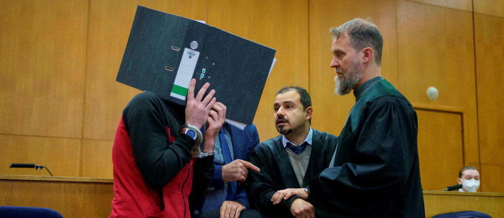 Les juges de la haute cour régionale de Francfort ont reconnu Taha Al-Jumailly, 29 ans, « coupable de génocide, de crime contre l'humanité ayant entraîné la mort, de crimes de guerre et de complicité de crimes de guerre » notamment.
