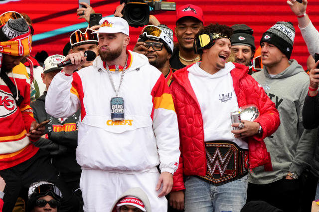 travis kelce super bowl parade outfit