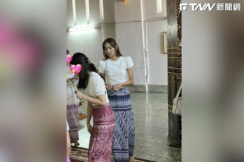 有「人間芭比」之稱的Lisa近日現身泰國寺廟，被幸運網友巧遇。（圖／微博）