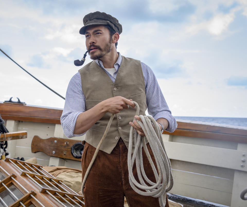 En esta imagen proporcionada por Lionsgate, Henry Golding en una escena de "The Ministry of Ungentlemanly Warfare." (Daniel Smith/Lionsgate via AP)