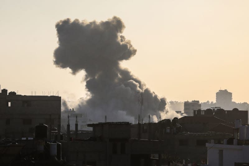 Thick smoke can be seen above the buildings of Gaza City as a result of the continuing attacks on the Al-Zaytoun neighborhood, amid the ongoing battles between Israel and the Palestinian Islamist Hamas movement. Mohammed Talatene/dpa