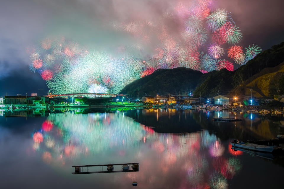 Photographer travels across Japan snapping incredible firework displays