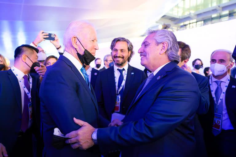 El momento del saludo entre el presidente Alberto Fernández y su par estadounidense Joe Biden, en el G-20