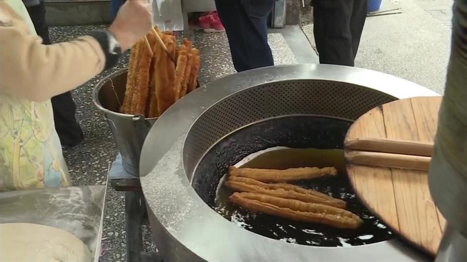 不少人早餐會吃燒餅油條。（圖／東森新聞）