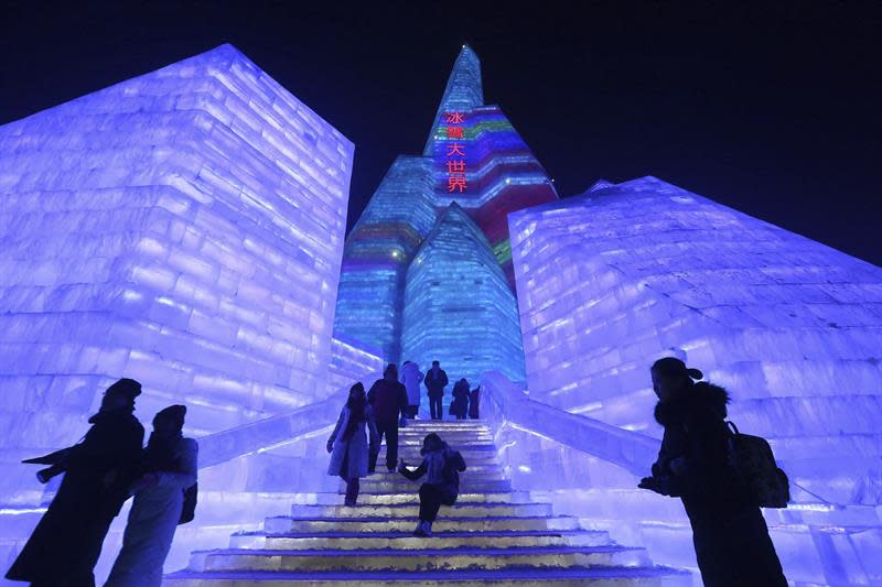 Los castillos de hielo se iluminan de noche con diferentes colores.