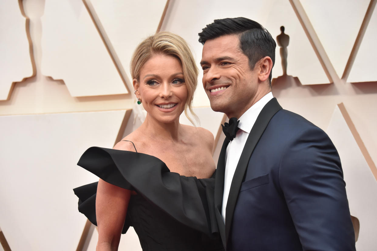 HOLLYWOOD, CALIFORNIA - FEBRUARY 09: (L-R) Kelly Ripa and Mark Consuelos attend the 92nd Annual Academy Awards at Hollywood and Highland on February 09, 2020 in Hollywood, California. (Photo by Jeff Kravitz/FilmMagic)