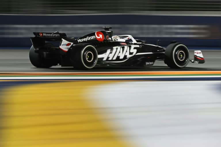 Un bólido de la escudería Haas pilotado por el danés Kevin Magnussen, durante el último Gran Premio de Singapur de F1, el 22 de septiembre de 2024 en el circuito de Marina Bay (Lillian Suwanrumpha)