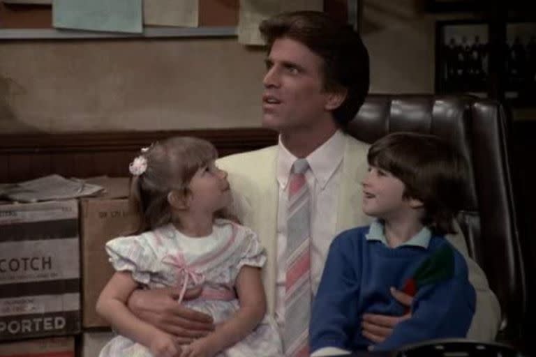 Ted Danson, Judith Barsi, y Edan Gross en Cheers 