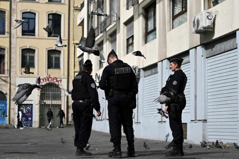 Des policiers près d'un point de trafic de drogue à Marseille, le 21 mars 2024 (Nicolas TUCAT)