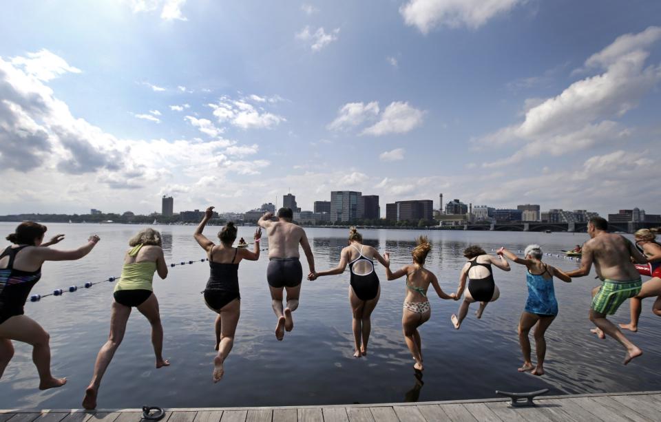 <p>In Boston springen einige Leute bei heißen Temperaturen in den Charles River, um sich eine kleine Abkühlung zu verschaffen. (Bild: AP Photo/Elise Amendola) </p>