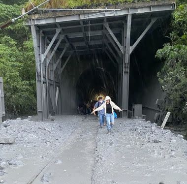 大量泥水讓民眾寸步難行。（民眾提供）