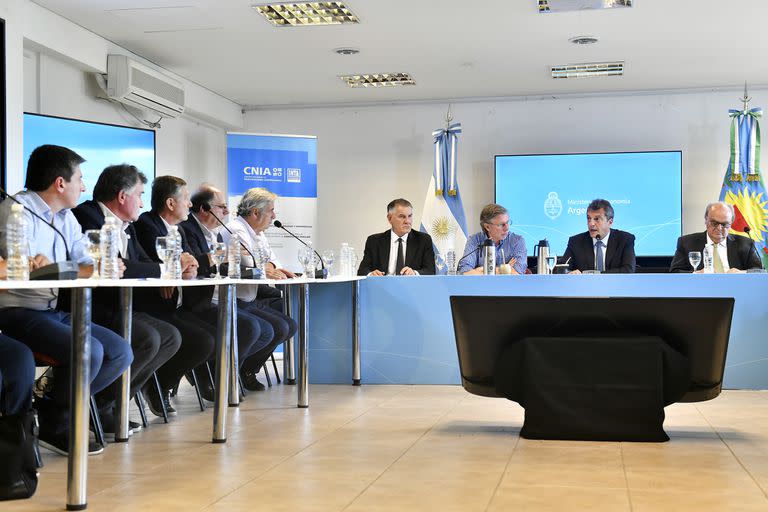 Sergio Massa cuando se reunió con la mesa de enlace en el INTA de Castelar 