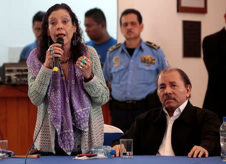 La vicepresidenta de Nicaragua, Rosario Murillo, habla mientras su marido, el presidente Daniel Ortega, escucha en el primer diálogo tras una serie de violentas protestas contra su gobierno en Managua. 16 de mayo 2018.REUTERS/Oswaldo Rivas