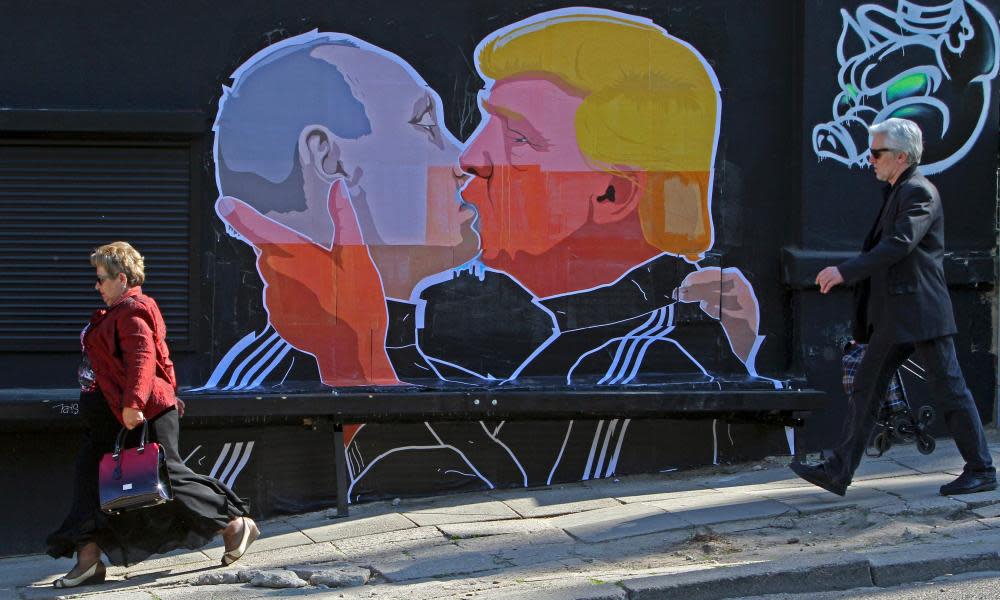 Mural depicting Trump and Putin kissing