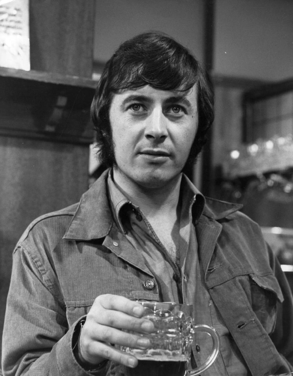 10th September 1970:  Neville Buswell raises a pint as Ray Langton of the long-running British television soap 'Coronation Street', which celebrated 35 years on the air in 1995.  (Photo by John Madden/Keystone/Getty Images)