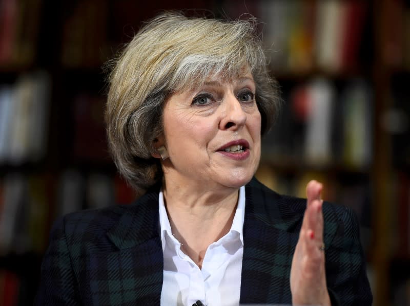 La bataille pour la succession de David Cameron à la tête du Parti conservateur britannique a débuté officiellement. L'ancien maire de Londres Boris Johnson, chef de file du camp favorable au Brexit, et la ministre de l'Intérieur, Theresa May (photo), font pour l'heure figure de favoris aux yeux des bookmakers. /Photo prise le 30 juin 2016/REUTERS/Dylan Martinez