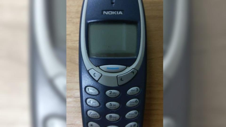 網友立刻支援Nokia 3310圖片助陣。（圖／翻攝自「爆廢公社二館」）