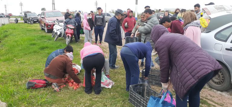 La gente hacía cola para comprar: eran vecinos de Goya pero también viajantes que pasaban por la rotonda de la Ruta 12