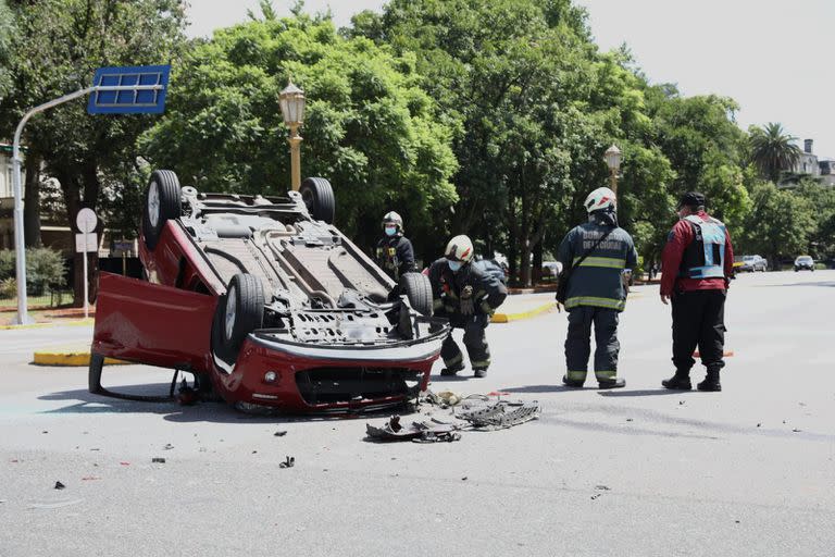 Choque y vuelco en avenida Del Libertador