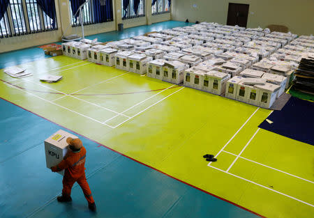 A worker prepares election materials to be distributed to polling stations at a sports hall in Jakarta, Indonesia April 16, 2019. REUTERS/Edgar Su