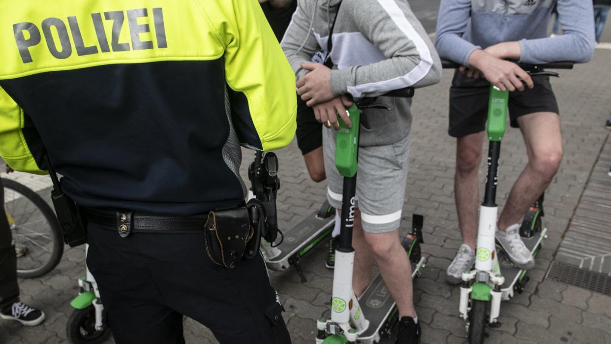 Polizisten kontrollieren E-Scooter-Fahrer in Berlin. Foto: Paul Zinken