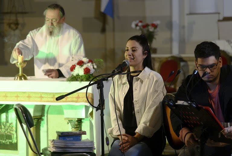 Leda Bergonzi, hace sanaciones por imposición de manos en Rosario, y todos los martes miles de personas de todo el país, llegan hasta la iglesia para ser bendecidas.