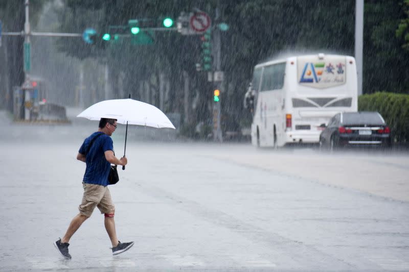 ▲氣象局針對高雄、屏東、花蓮3縣市發布大雨特報，民眾留意雷擊及強陣風。（圖/記者林調遜攝影）