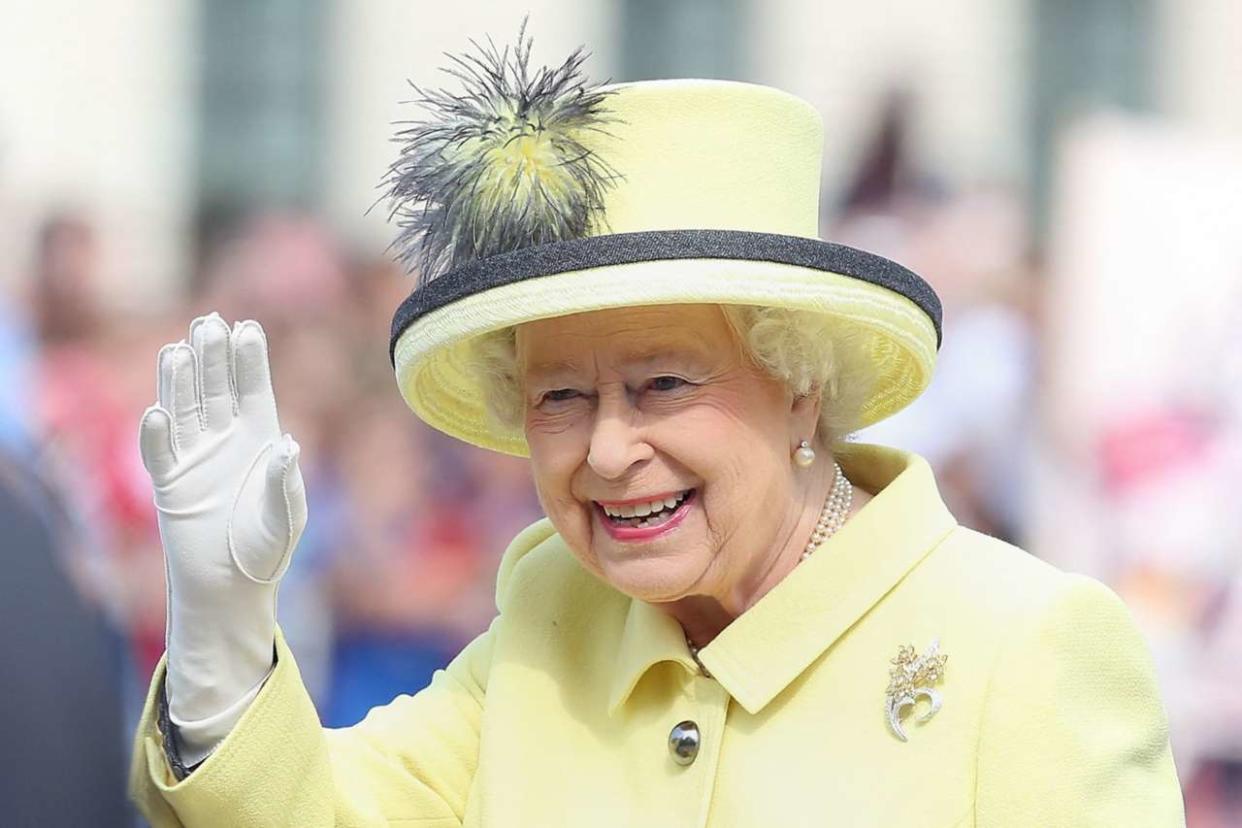 (FILES) In this file photo taken on June 26, 2015 Britain's Queen Elizabeth II waves to the crowd as she walks across the Pariser Platz near Berlin's landmark Brandenburg Gate on her way to leave Berlin. - Queen Elizabeth II, the longest-serving monarch in British history and an icon instantly recognisable to billions of people around the world, has died aged 96, Buckingham Palace said on September 8, 2022. Her eldest son, Charles, 73, succeeds as king immediately, according to centuries of protocol, beginning a new, less certain chapter for the royal family after the queen's record-breaking 70-year reign. (Photo by John MACDOUGALL / AFP)