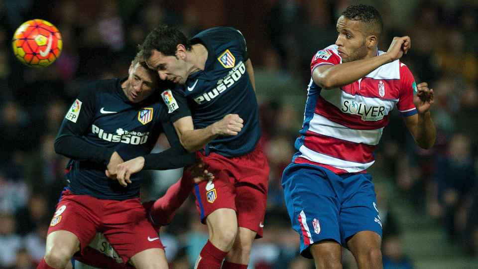 Los colchoneros siguen de cerca a Barcelona con su victoria en Los Cármenes. El Cholo cumplió 150 partidos en el banco de suplentes rojiblanco con triunfo.