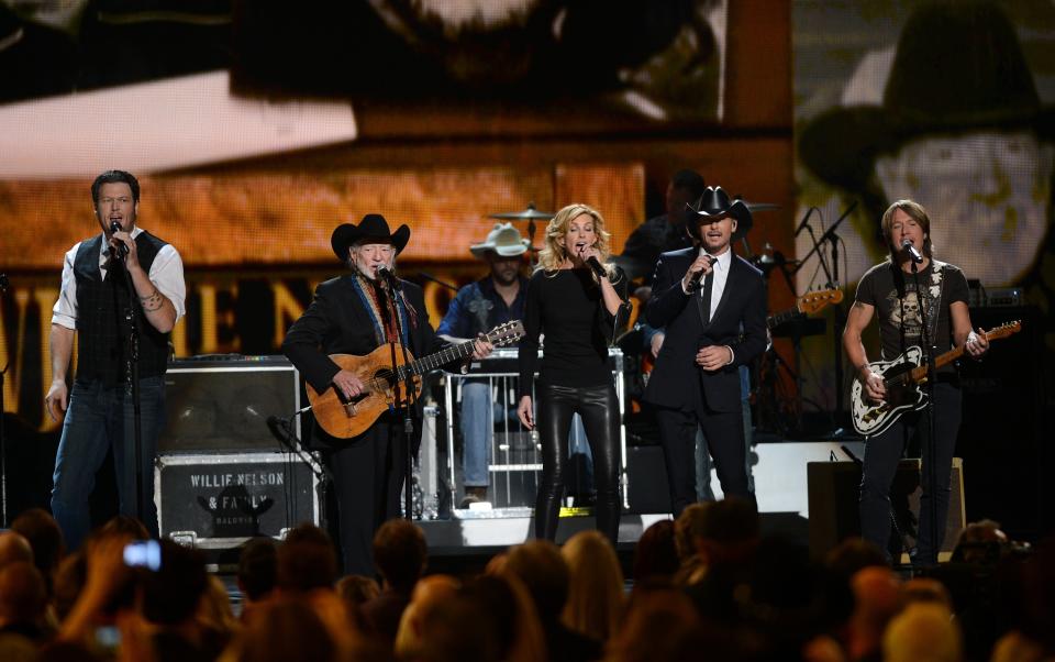 NASHVILLE, TN - NOVEMBER 01: (L-R) Blake Shelton, Willie Nelson, Faith Hill, Tim McGraw and Keith Urban perform during the 46th annual CMA Awards at the Bridgestone Arena on November 1, 2012 in Nashville, Tennessee. (Photo by Jason Kempin/Getty Images)