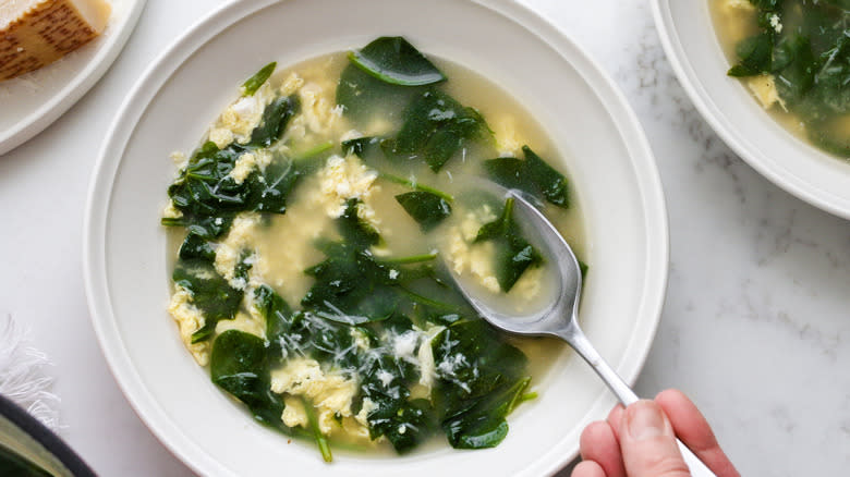 lemon spinach stracciatella soup bowl