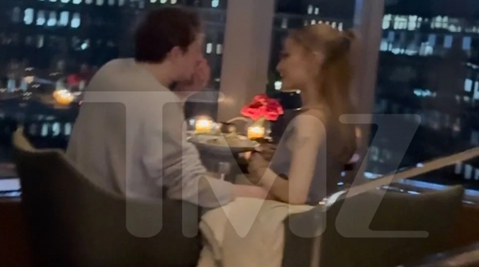 Ethan Slater y Ariana Grande se acercan durante una cita nocturna en Nueva York.  (TMZ)