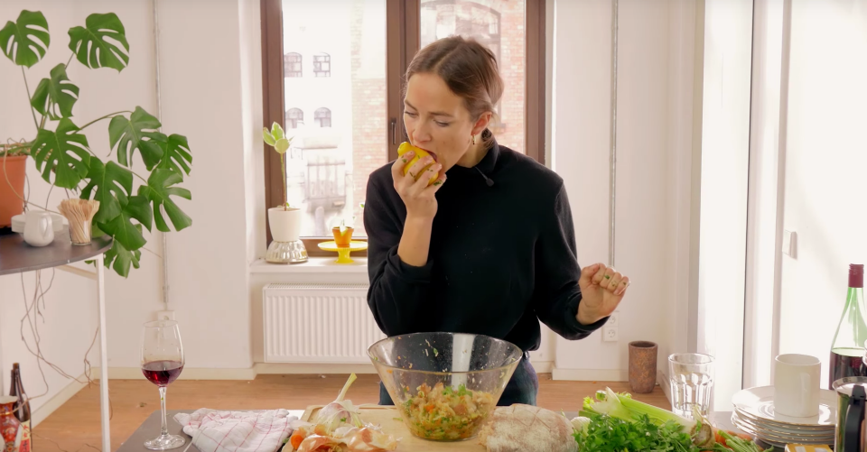 All you need is your mouth and no utensils for this new trend. Photo: Youtube