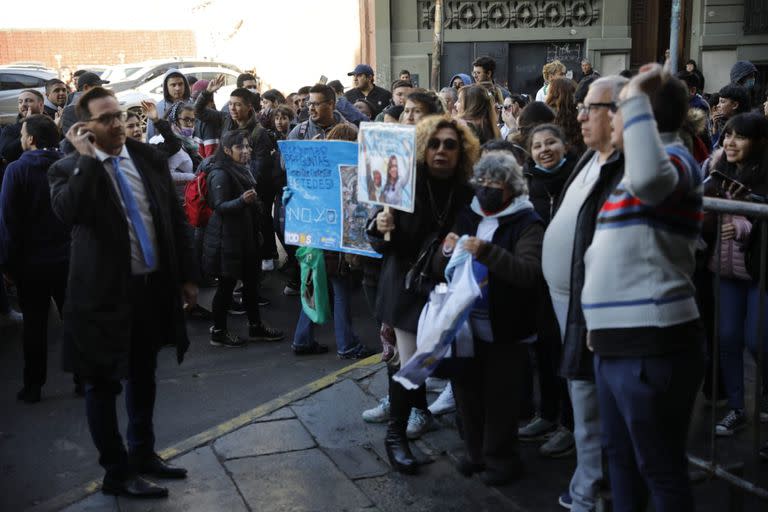 Los simpatizantes de la vicepresidenta llegaron a Recoleta con carteles