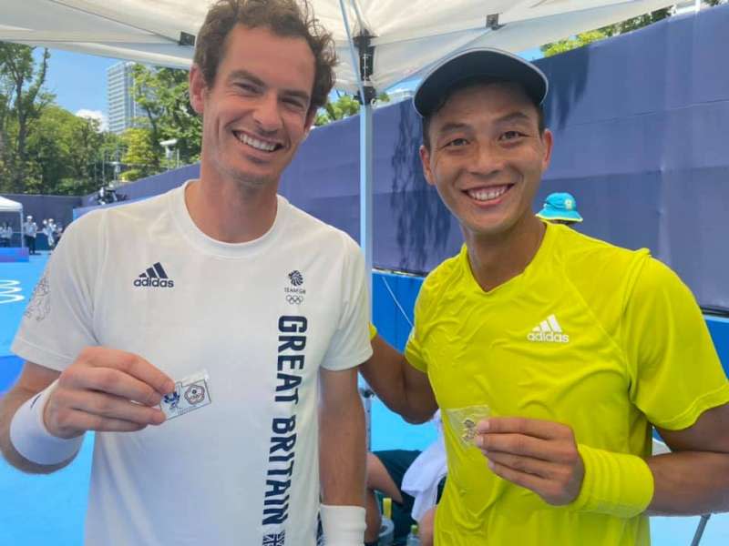 20210727-盧彥勳（右起）和英國名將莫瑞 （Andy Murray）於東奧賽場合影。（取自盧彥勳臉書）